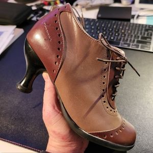 Near mint John Fluevog brown leather brogued style lace-up heel